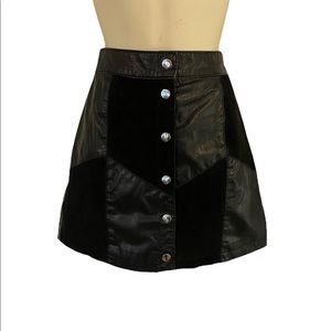 Forever 21 black faux leather and suede mini skirt size 29